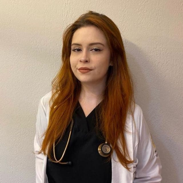 Dra. Ana Beatriz de Moura Reis, médica veterinária especialista em fisioterapia e reabilitação animal em Santos